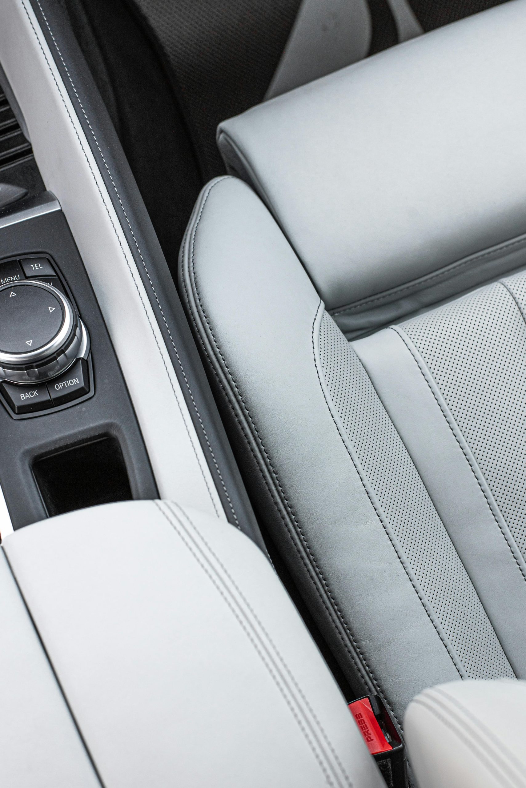 pexels-ivan-kazlouski-234108500-12190248 siège voiture