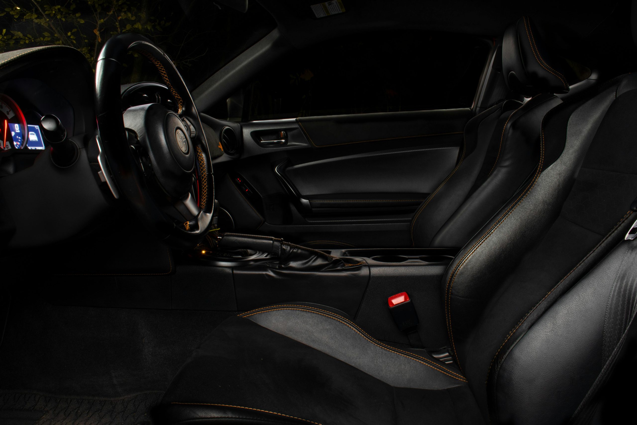 pexels-szymon-sas-355268475-14266457 intérieur voiture